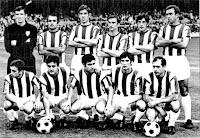 ATLÉTICO DE BILBAO. Temporada 1970-71. Iribar, Sáez, Beitia, Aranguren, Igartua y Larrauri. Ortuondo, Uriarte, Zubiaga, Rojo II y Argoitia. C. F. BARCELONA 3 🆚 ATLÉTICO DE BILBAO 0 Total eliminatoria: CF BARCELONA 3 🆚 ATLÉTICO DE BILBAO 1 Domingo, 23/05/1971. LXVII Copa del Generalísimo, octavos de final, partido de vuelta. Barcelona, Nou Camp: 50.000 espectadores. GOLES: ⚽1-0: 44’, Rojo II, en propia puerta. ⚽2-0: 64’, Dueñas. ⚽3-0: 82’, Rexach, de penalti.