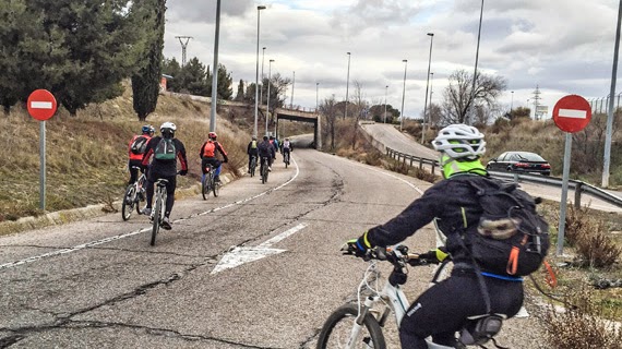 ¿Es obligatorio saltarse un prohibido para llegar al carril bici de Colmenar?