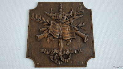 Blason sculpté sur bois