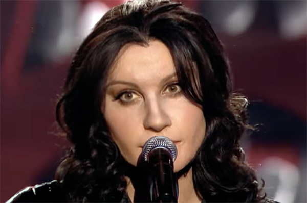 Adam Strycharczuk femulates Katie Melua on Polish television's  Twoja Twarz Brzmi Znajomo.