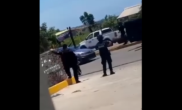 Video: Levanta las manos y tírate al suelo, Estatales se enfrentan a Sicarios que fueron a rescatar a detenido , se subieron al Golf GTI y se enfrentaron a balazos en La Cruz de Elota, Sinaloa