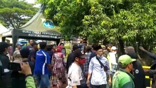 Anies Larang Ziarah Kubur, Peziarah Ini Ngamuk: Makam Tutup, Mal Malah Dibuka!