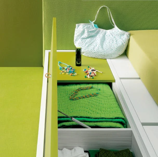 DORMITORIO MINIMALISTA VERDE MANZANA Y BLANCO via www.dormitorios.blogspot.com