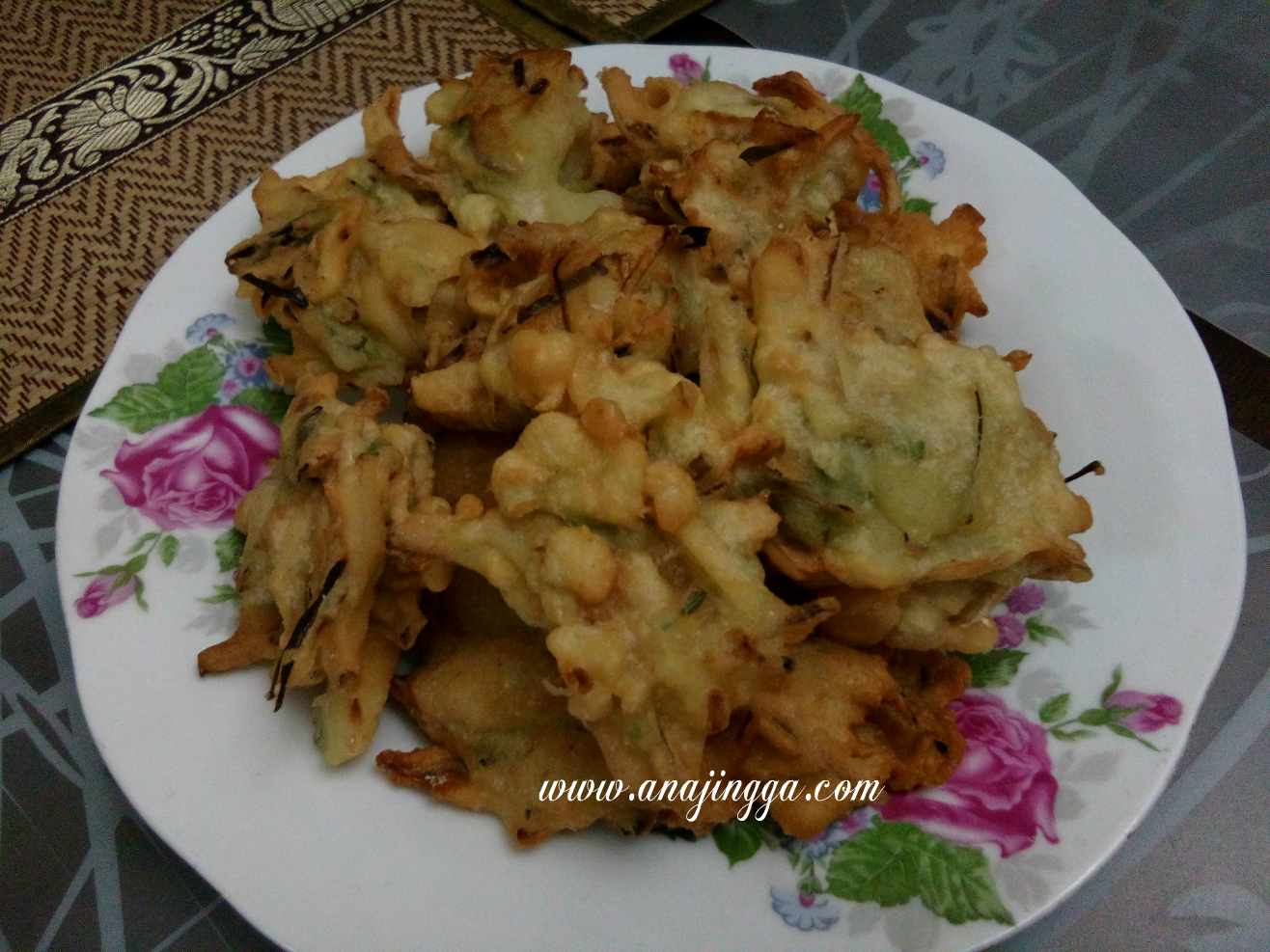 Cucur Ikan Bilis