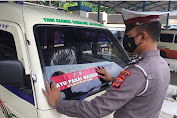 Kasat Lantas Polres Ciamis Menempelkan Stiker "Ayo Pakai Masker" di Kendaraan Umum 