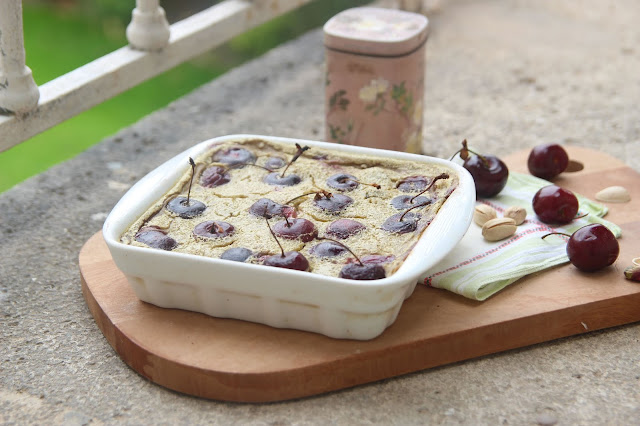 Cuillère et saladier : Clafoutis de cerises à la pistache (vegan)