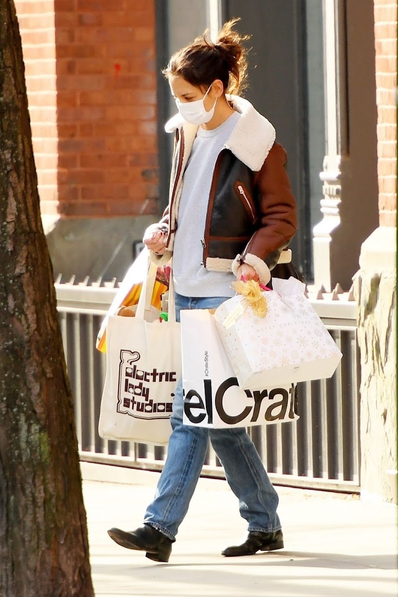 Katie Holmes Clicked With Shopping Bags in New York 23 Dec-2020