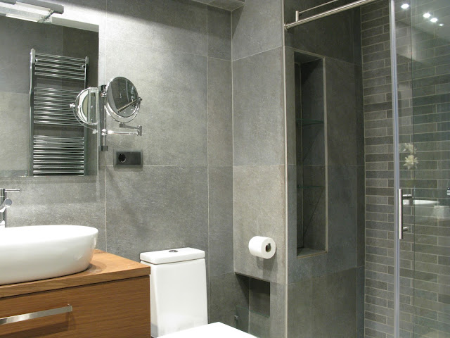 baño con porcelanico gris con nichos de obra