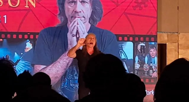 Bruce Dickinson: cantando "Flight Of Icarus" à capella em palestra