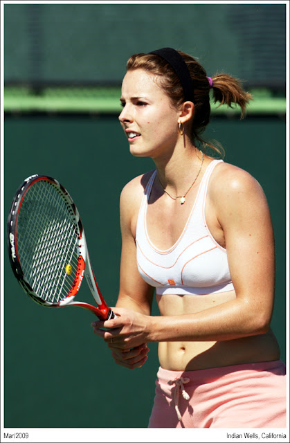 alize cornet en top pequeno y shorts rosa