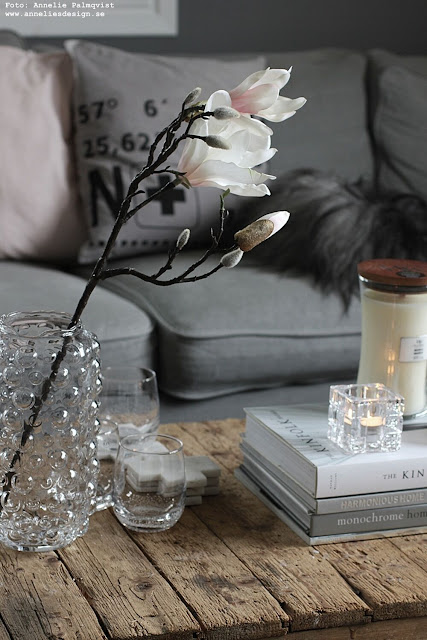 annelies design, webbutik, webshop, nätbutik, inredning, vardagsrum, vardagsrummet, woodwick, doftljus, magnolia, grått, fårskinn, bubbles, glas, vattenglas, snygga, 