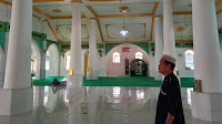 Tertua, Masjid Al Anwar. Enam Tiang Penyanganya Terbuat dari Campuran Putih Telur