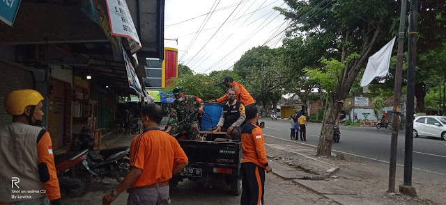 Bersama Relawan Babinsa Desa Jaten Melaksanakan Penyemprotan Disinfektan