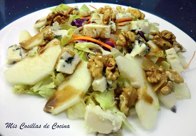 http://www.miscosillasdecocina.com/2012/09/ensalada-de-peras-con-roquefort-y-nueces.html