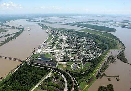 the Mississippi River floodwaters threatening the tiny Illinois town of Cairo.