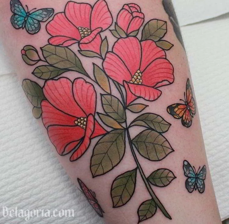 Vemos a una mujer con un precioso tatuaje de mariposa