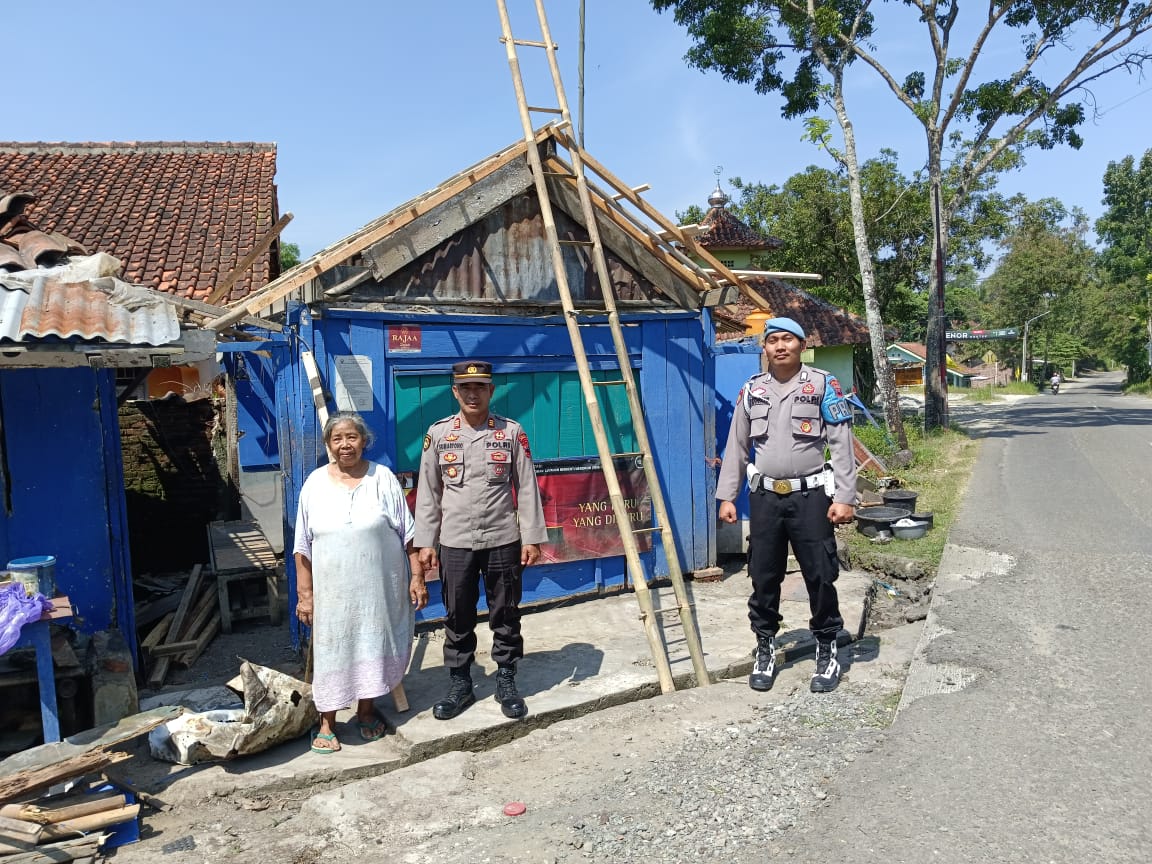 Pakai Dana Pribadi, Kapolsek Rowokele Kebumen Perbaiki Warung Milik Warga Kurang Mampu, Alasannya Bikin Terenyuh