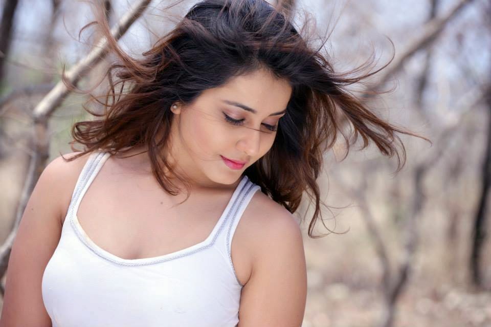 Actress RaashiKhanna Latest HD Images