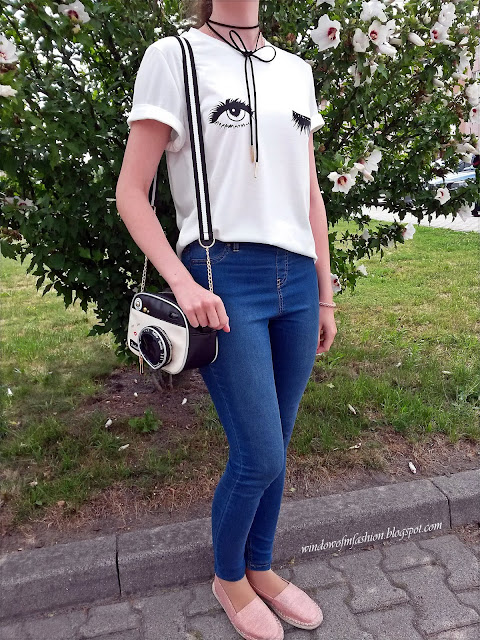 T-shirt with eyes, jeggins, espadrilles, camera bag, choker, bracelet