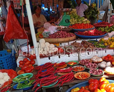 Ambon, Malukupost.com - Para pedagang di pasar tradisional kota Ambon, Senin (18/3) kini mulai menaikan harga cabai dan bawang kepada para pembeli yang datang berbelanja, terutama cabai rawit yang naik hingga mencapai Rp70.000/Kg. Harga cabai kembali naik mencapai Rp70.000 hingga Rp75.000/Kg, atau naik dari sebelumnya Rp60.000/Kg, sedangkan cabai merah keriting juga naik dari Rp30.000 menjadi Rp35.000/Kg, kata Juabaida pedagang di pasar Mardika.