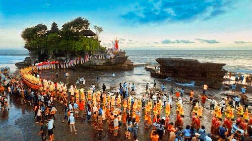 Upacara Piodalan Pura Tanah Lot Bali