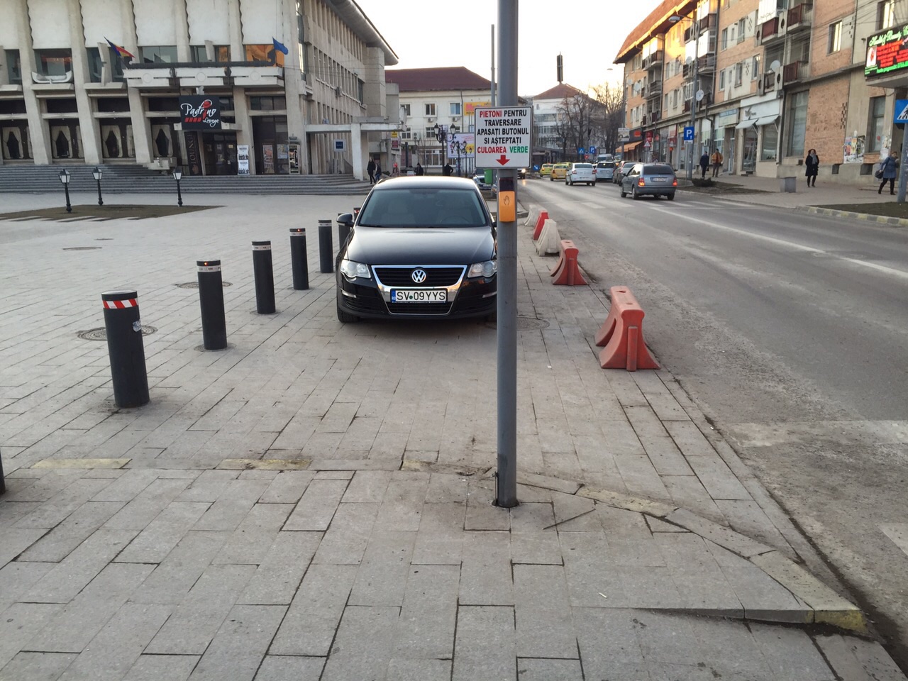 Mașina vicepreședintelui CJ Suceava Ilie Niță, parcată ilegal în centrul târgului