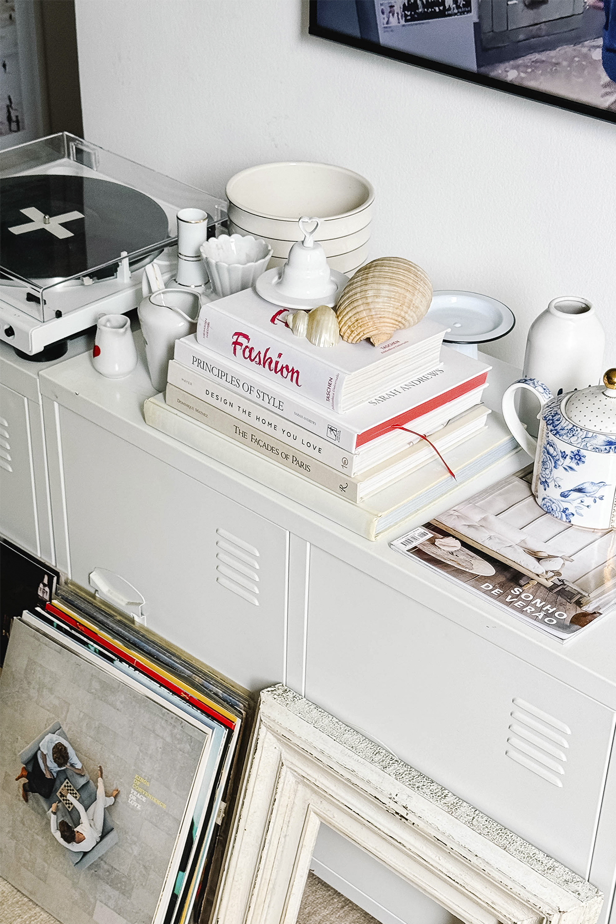 rack de metal branco estilo industrial locker, toca discos branco, discos de vinil e livros de decoração