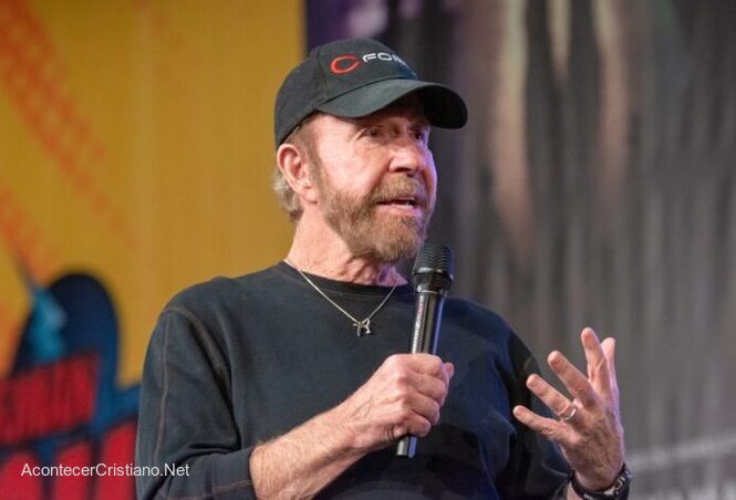 "Deja que Dios guíe tus pasos", le dice Chuck Norris a estudiantes universitarios