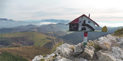 Buzón en la cima de Arralde