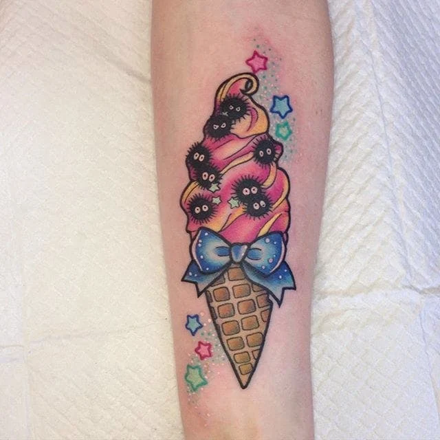 Foto de mujer con un tatuaje de helado