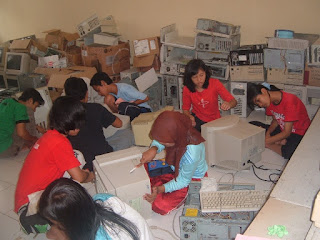 Galeri Kegiatan Perawatan Komputer Bekas Siswa TKJ Tahun 2004