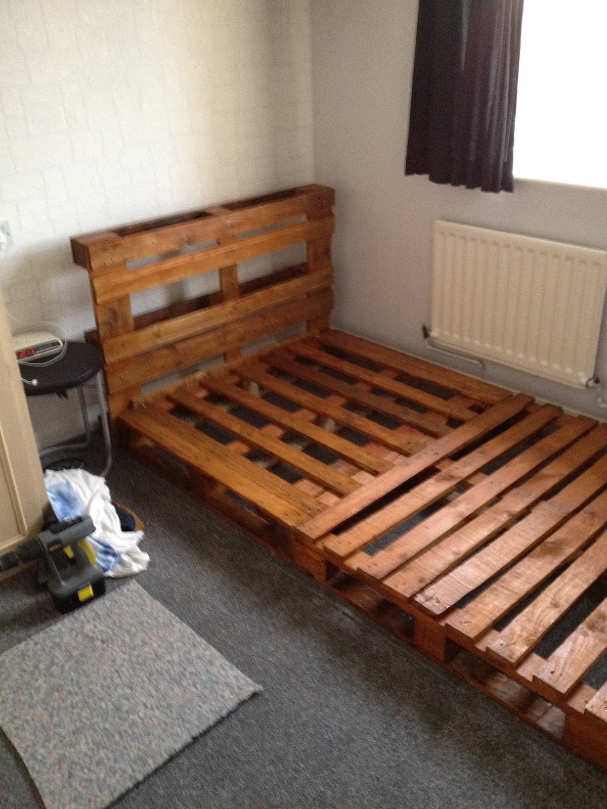 notinabox: DIY Pallet Bed