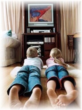 Dos niños mirando televisión