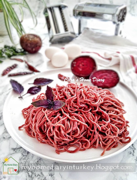 HOMEMADE RED NOODLES MAKES FROM BEETROOT / MEMBUAT MIE TELUR WARNA MERAH (DARI BUAH BIT) | Çitra's Home Diary . #homemadenoodles #membuatmietelur #homemademietelur #mietelurmerah #beetroot #mietelurbuahbit #evyapımıeriste #indonesianfoodrecipe #friednoodles