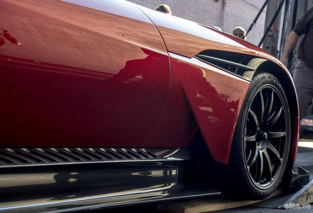 Siêu phẩm Aston Martin Vulcan đầu tiên đặt chân đến Mỹ