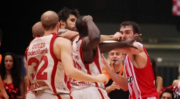 Ολυμπιακός και Γαλατασαράι ξέχασαν ότι παίζουν μπάσκετ και το γύρισαν στο BOX. (βίντεο)