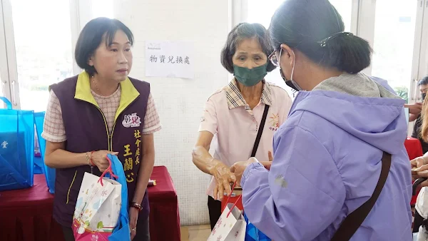 ▲彰化縣政府社會處長王蘭心表示，今天未能到現場領取的民眾，社工將親自送往關懷戶家中，讓民眾感受到端午佳節的溫暖氣氛。（記者林明佑攝）
