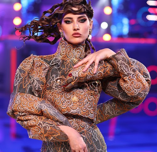 Iulia Albu impresionează la "Splash! Vedete la Apă" cu ținute extravagante