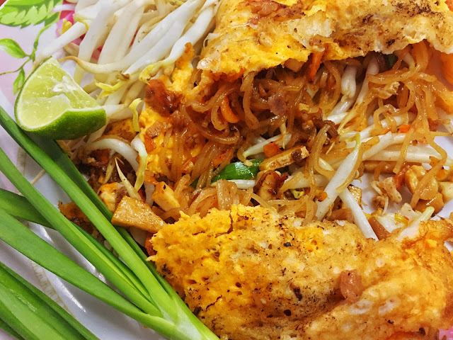 a plate of Pad Thai (ผัดไทย)