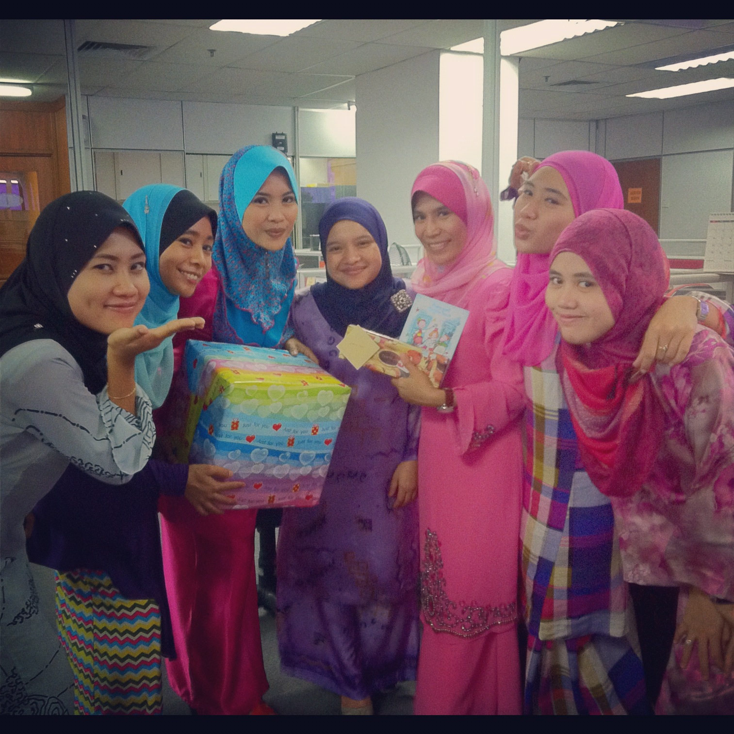 Tie punyer story (",):  jamuan perpisahan emiliana
