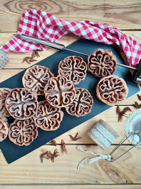 Flores fritas. Receta tradicional de Cuaresma, Semana Santa y Carnaval. Repostería de sartén Dulces fritos Flores extremeñas, manchegas Pascua Cuca