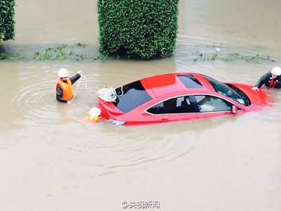 Car Submerged With Passengers Trapped Inside After Heavy Rainfall In China. Photos 