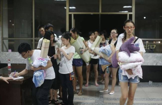 Chinese Students Escape Searing Summer Heat