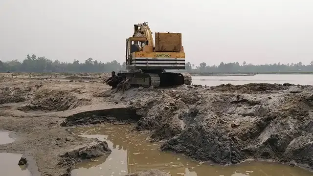 বকশীগঞ্জে পাউবোর নাম ভাঙিয়ে সরকারি বিলের মাটি বিক্রি!