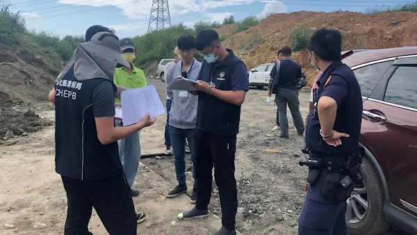 ▲為保護農地免於廢土入侵污染，9日於鹿港鎮一處農地內攔獲傾倒廢土之清運車輛1部，當場依廢棄物清理法第9條規定裁罰，並予以查扣清運車輛至指定保管場所。 （彰化縣環保局提供）