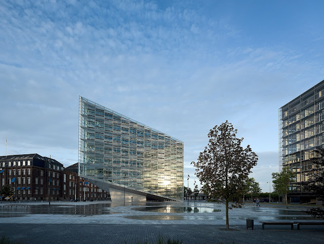 Picture of the crystal and the plaza as seen from the street