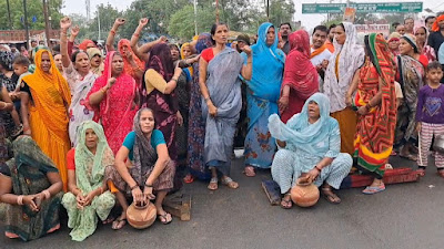 झाँसी : पानी की समस्या को लेकर महिलाओं ने पानी की टंकी पर चढ़कर किया प्रदर्शन - NN81