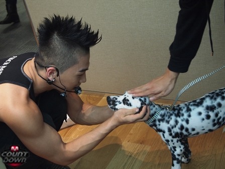 Found 2 photos of TaeYang at the backstage of M Countdown