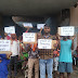 हत्यारोपी को गिरफ्तार करने के लिये बैरिया थाने पर ग्रामीणों का धरना प्रदर्शन 