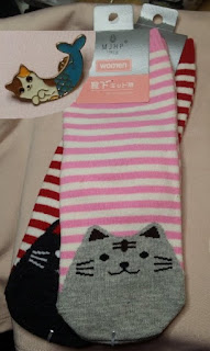 @sirlongpaw  GLOBAL 2 pairs of cat  socks &  mercat pin (#2)